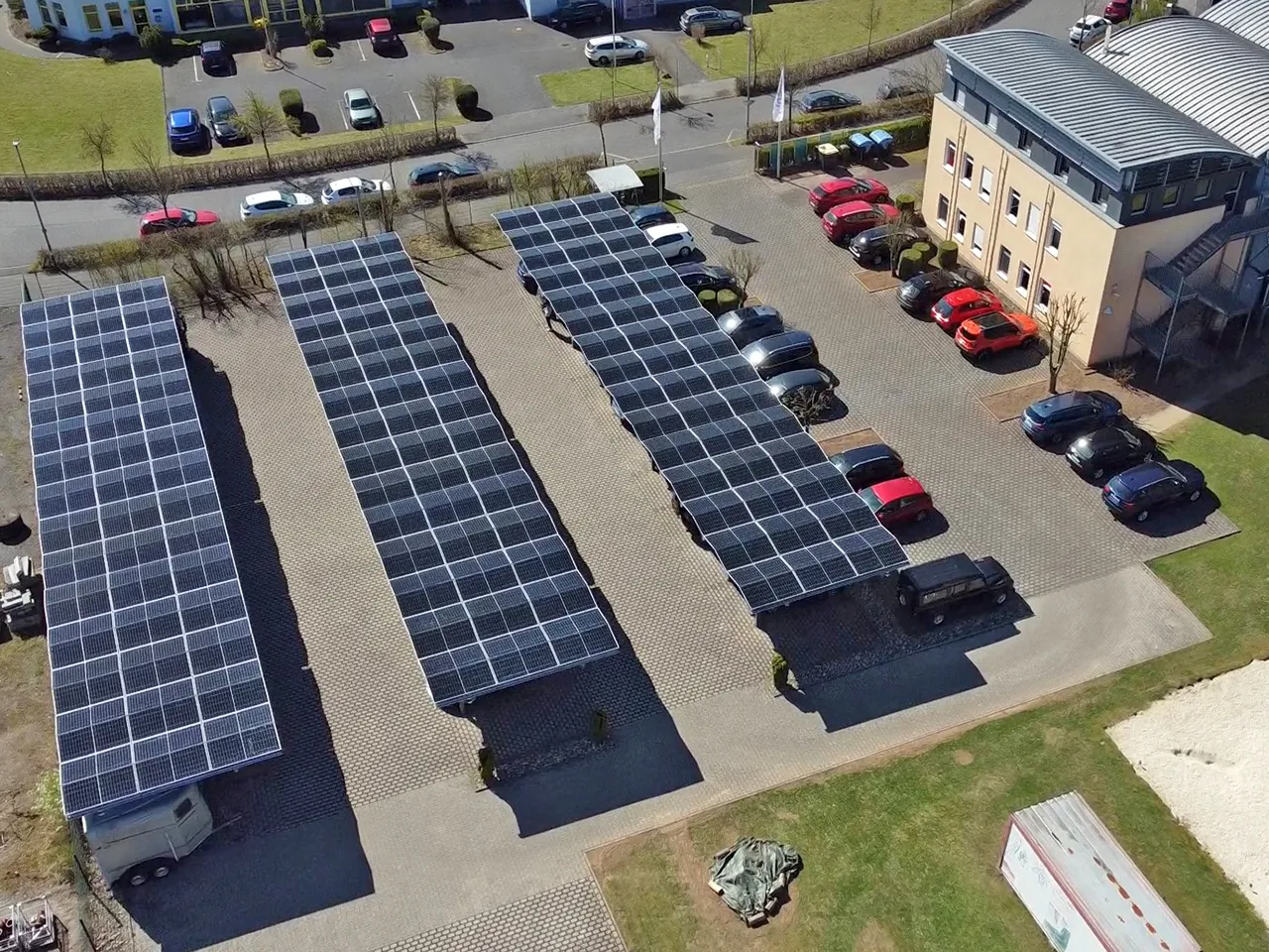 Solarcarports für Unternehmen 18 INOSOFT Ladeinfrastruktur, Lösung, Solar Carport, PV-parkplatz, Sopago, Satteldach, Inosoft, CO2, Einsparung, Solarkraftwerke