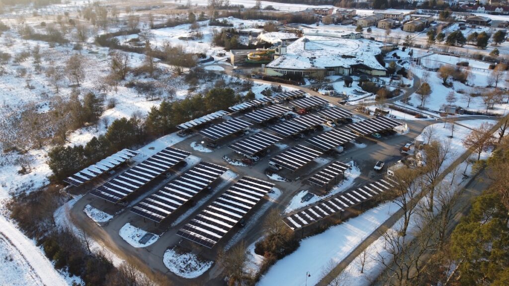 Naturtherme Templin in Berlin Drohnenansicht Parkplatz mit Schnee