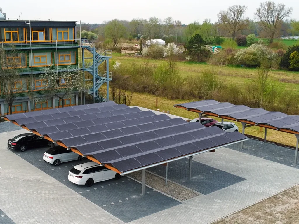 Moderner Parkplatz mit installierten PV Parking Solarmodulen