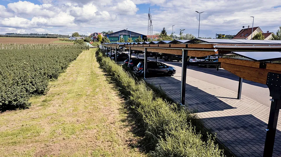Metallkonstruktion des SolarParking mit Sopago-Paneelen