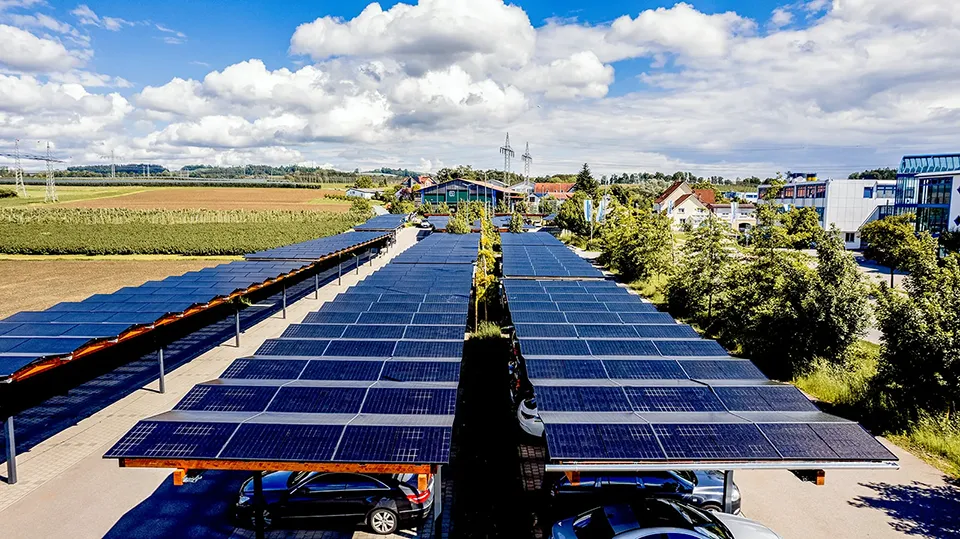 Blick auf die Reihen der Stellplätze unter Solardächern