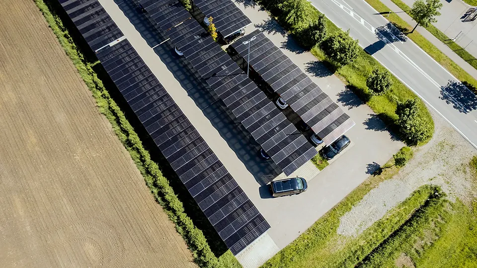 Winterhalter-Parkplatz mit Elektroautos und Solarmodulen