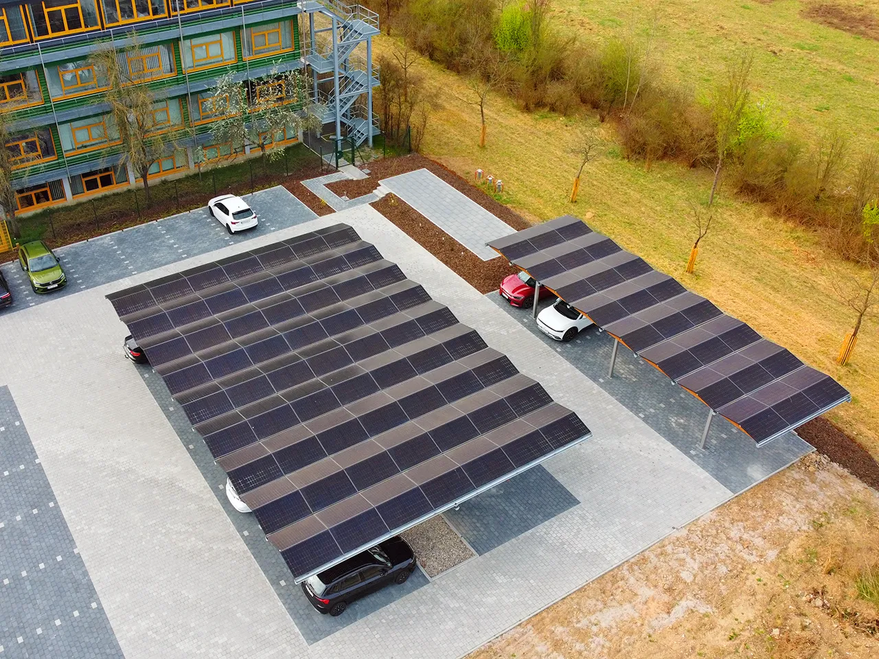 Weitwinkelaufnahme einer großen Carport Solardach Deutschland Anlage auf einem Firmenparkplatz