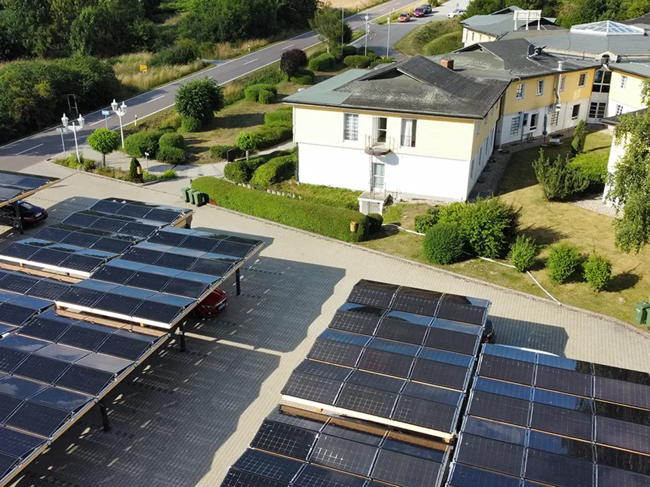 Detailansicht der robusten Stahlkonstruktion und der montierten Solarmodule für Solarcarporte in Deutschland