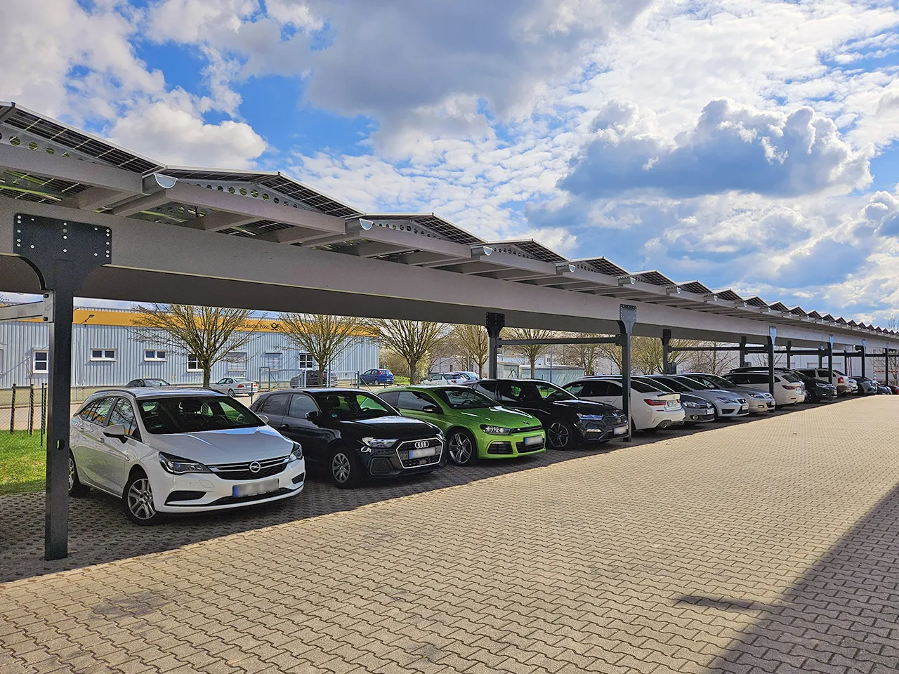 Eine große Anlage eines Carport mit Solardach in Deutschland, installiert auf einem Firmenparkplatz