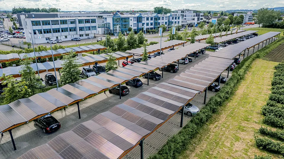 Montierte Solarmodule auf der Parkplatzkonstruktion