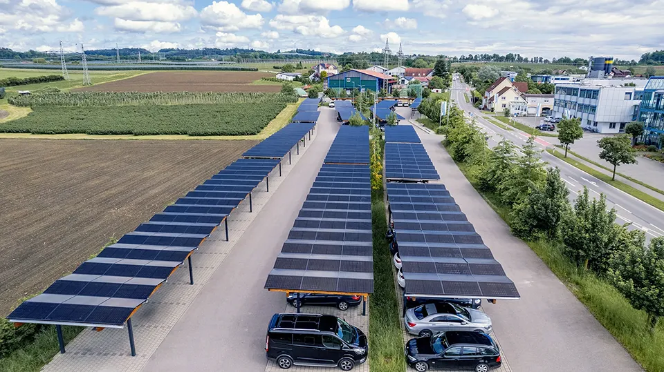 SolarParking Winterhalter – Gesamtansicht der 188 Stellplätze mit Solardächern