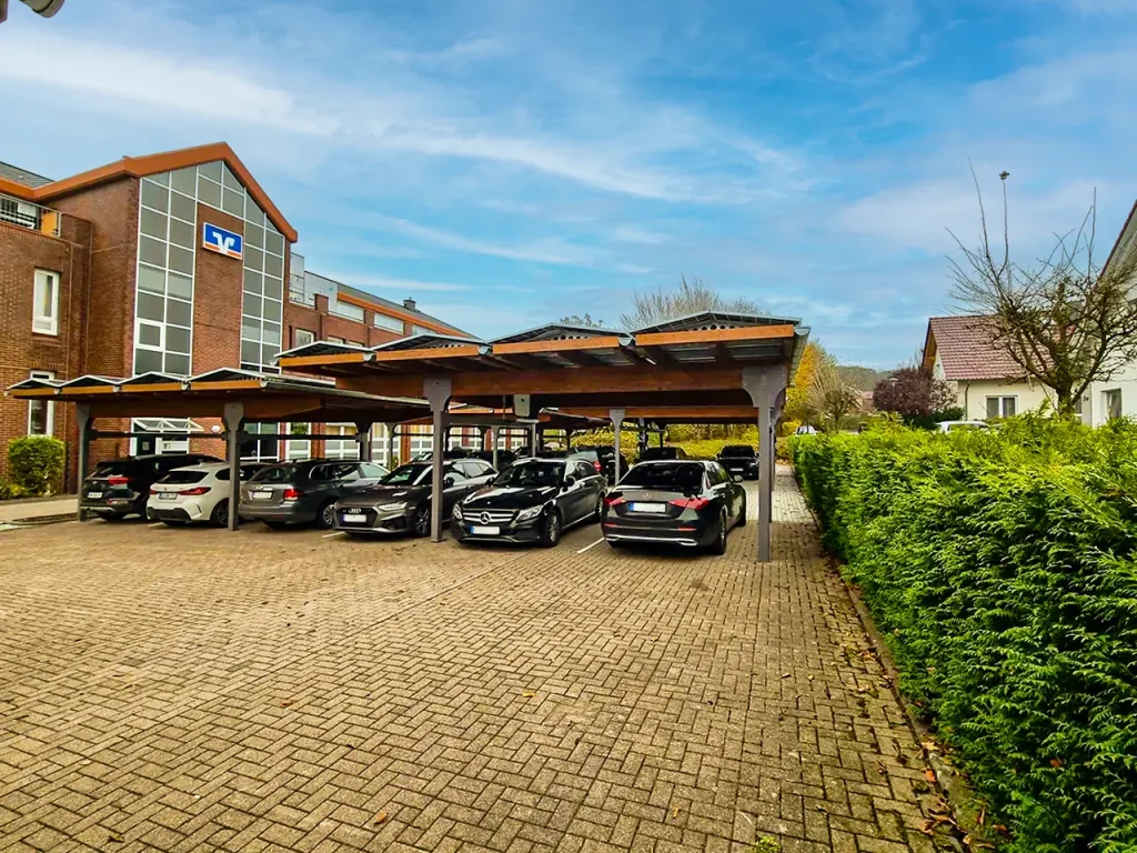 Ein großer Solar Parkplatz von SOPAGO, der Schatten für zahlreiche Autos spendet und saubere Energie erzeugt.