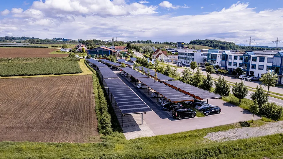 Seitenansicht des SolarParking mit Überdachungen und geparkten Fahrzeugen