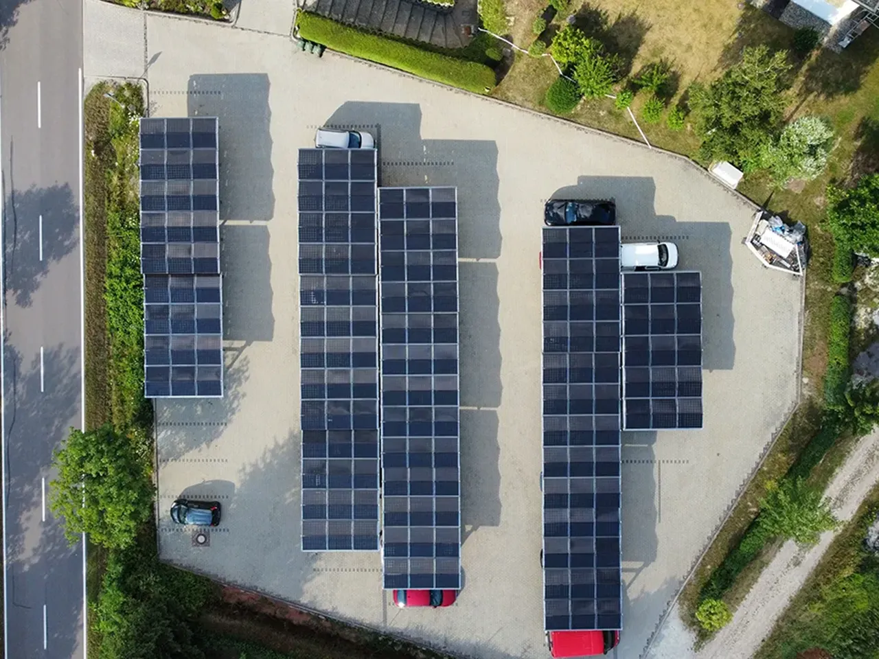 Luftaufnahme von weitläufigen Solarcarporte in Deutschland auf dem Parkplatz eines großen Unternehmens