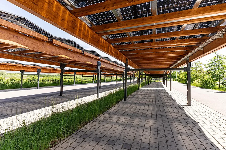 Sopago-Solarmodule über den Stellplätzen