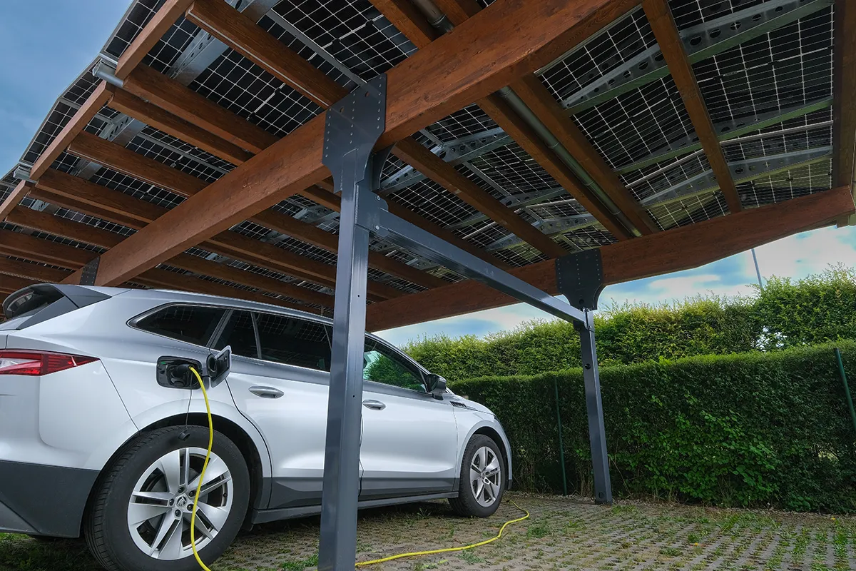 Nahaufnahme der robusten Stahlkonstruktion und der Solarmodule eines Carport Solardach Deutschland