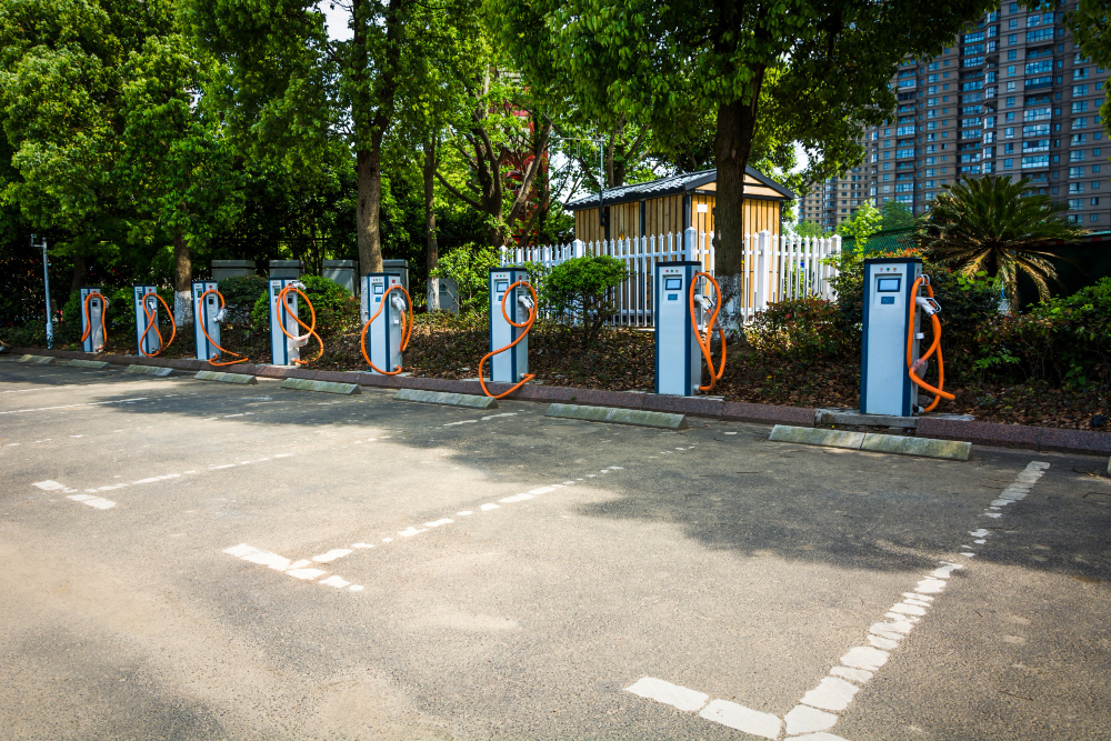 E-Ladesäule Unternehmen: Ladeinfrastruktur richtig planen und wirtschaftlich betreiben 2 E-Ladesäule Unternehmen SOPAGO PV Parkplatzüberdachungen