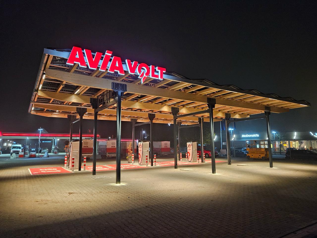 Solar Tankstellenüberdachung 3 LKW Überdachung Solar Photovoltaik mit SOPAGO - Referenz bei AVIA Tankstelle