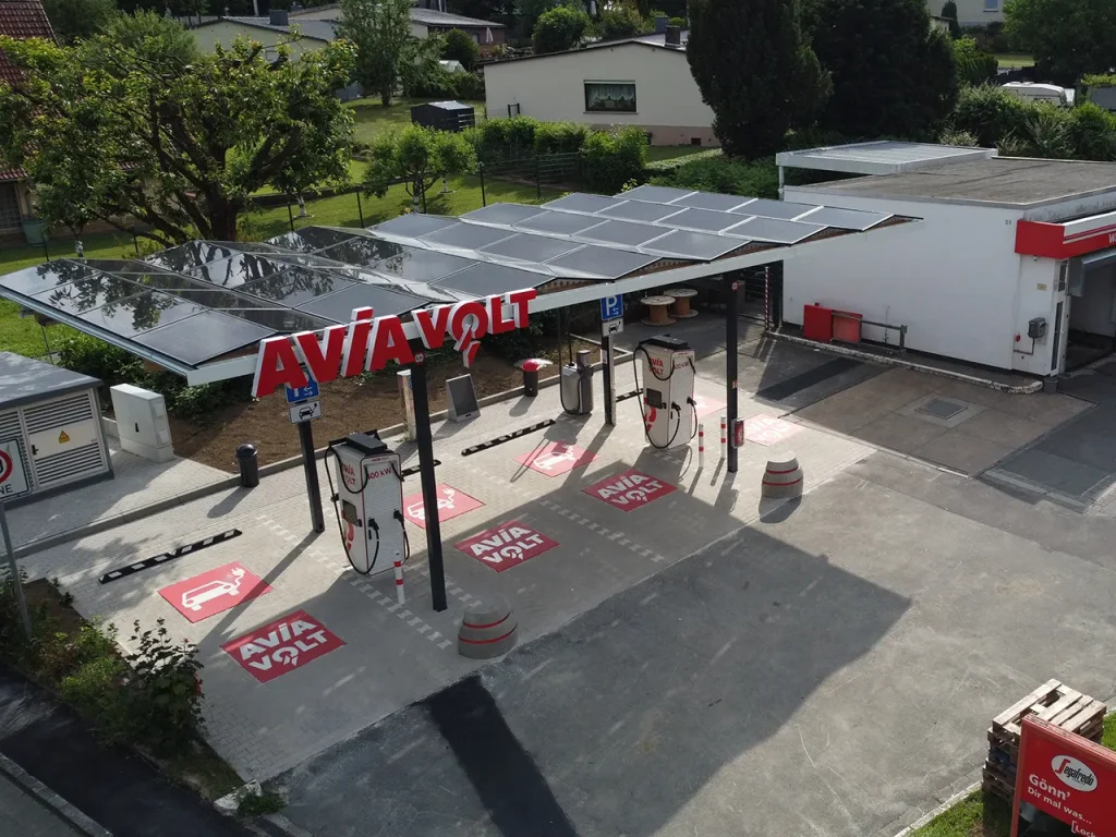 Solar Tankstellenüberdachung 1 Solardach Parkplatz - Hier mit auf einer Tankstelle Avia Volt