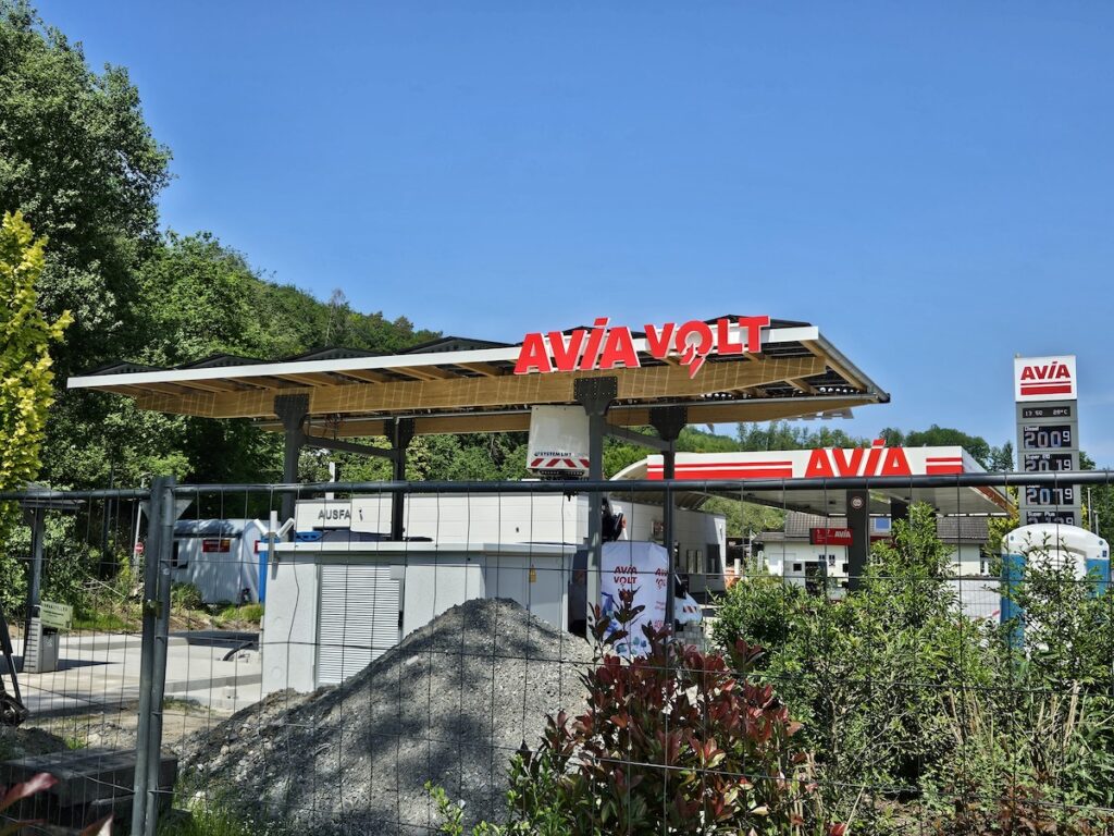 Home 3 AVIA Engelskirchen Solar Ladepark mit e Ladeinfrastruktur Tankstelle