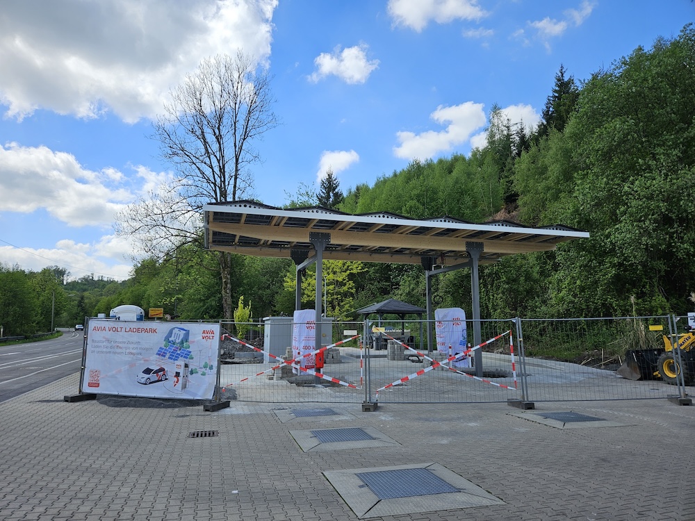 AVIA Engelskirchen Solar Ladepark mit e Ladeinfrastruktur Rückansicht