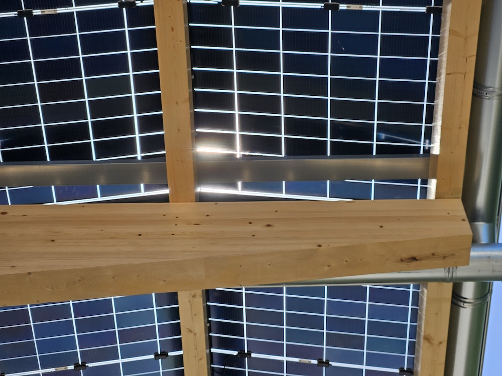AVIA Engelskirchen Solar Ladepark mit e Ladeinfrastruktur Unterm Dach