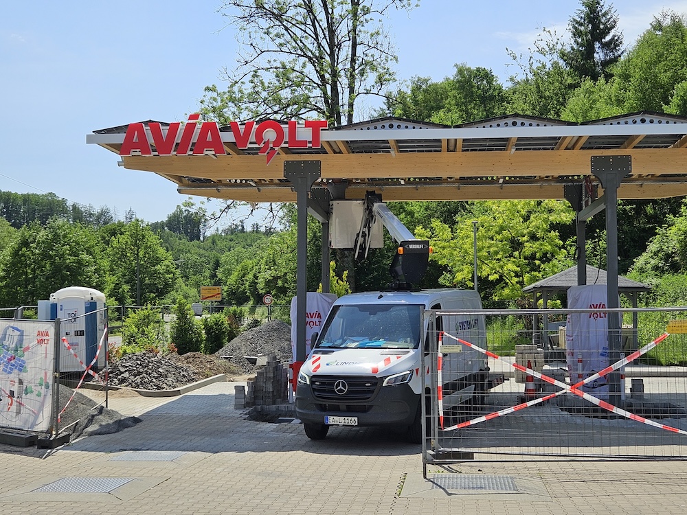AVIA Engelskirchen Solar Ladepark mit e Ladeinfrastruktur Vorderansicht
