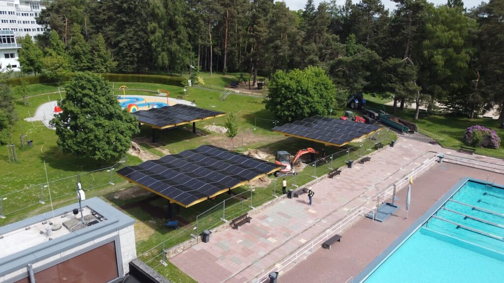 Home 4 Taunabad Oberursel Schwimmbad Sonnenperolas : Sonnenschutz : PV Liege oben ansicht