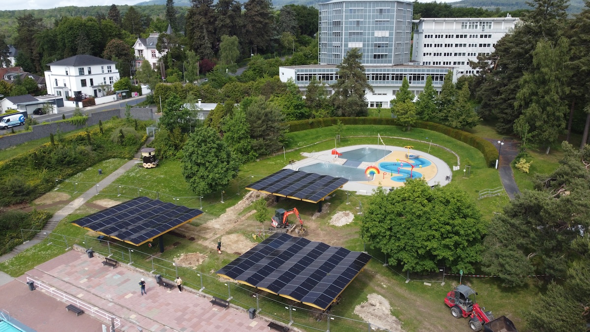 Solarcarport Schwimmbad 5 Taunabad Oberursel Schwimmbad Sonnenperolas : Sonnenschutz : PV Liege oben ansicht