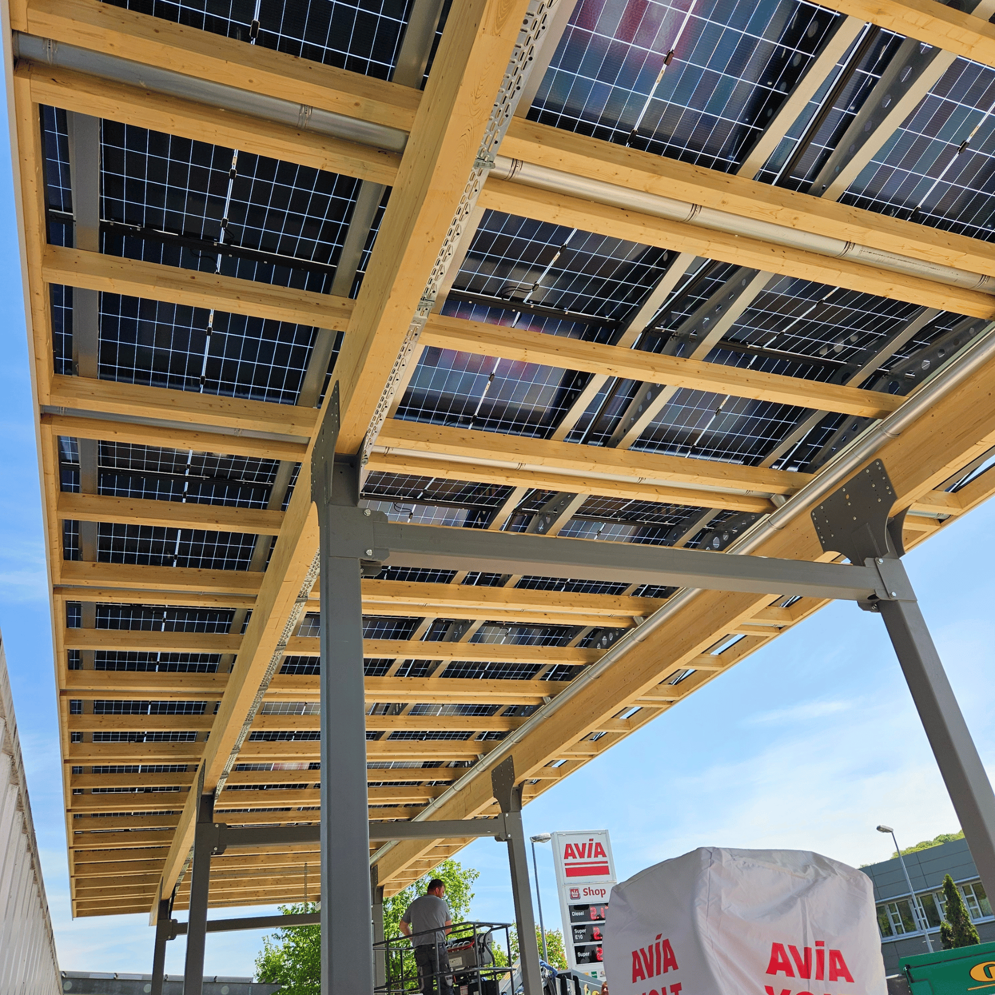 Solar Tankstellenüberdachung 4 AVIA Ebersbach SOPAGO Solarcarport für PKW und LKW Referenz Beispiel Aussehen Untenansicht