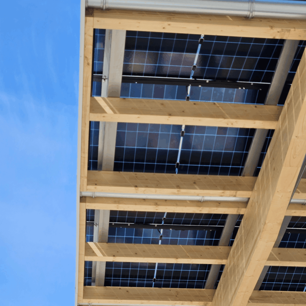 Solarcarport Freizeitpark 2 AVIA Ebersbach SOPAGO Solarcarport für PKW und LKW Referenz Beispiel Aussehen unten seitlich