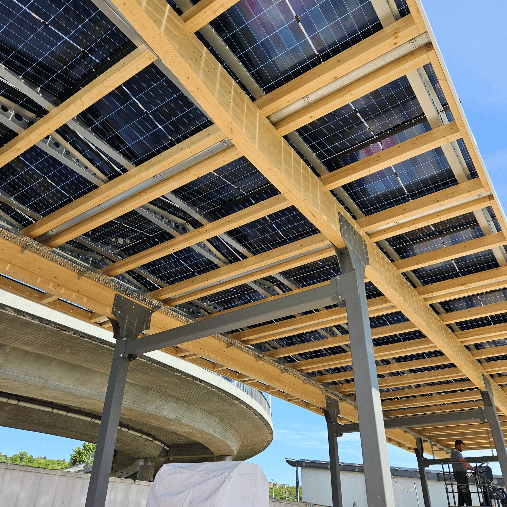 Solarcarport Schwimmbad 4 AVIA Ebersbach SOPAGO Solarcarport für PKW und LKW Referenz Beispiel Aussehen unten seitlich mit autobahn
