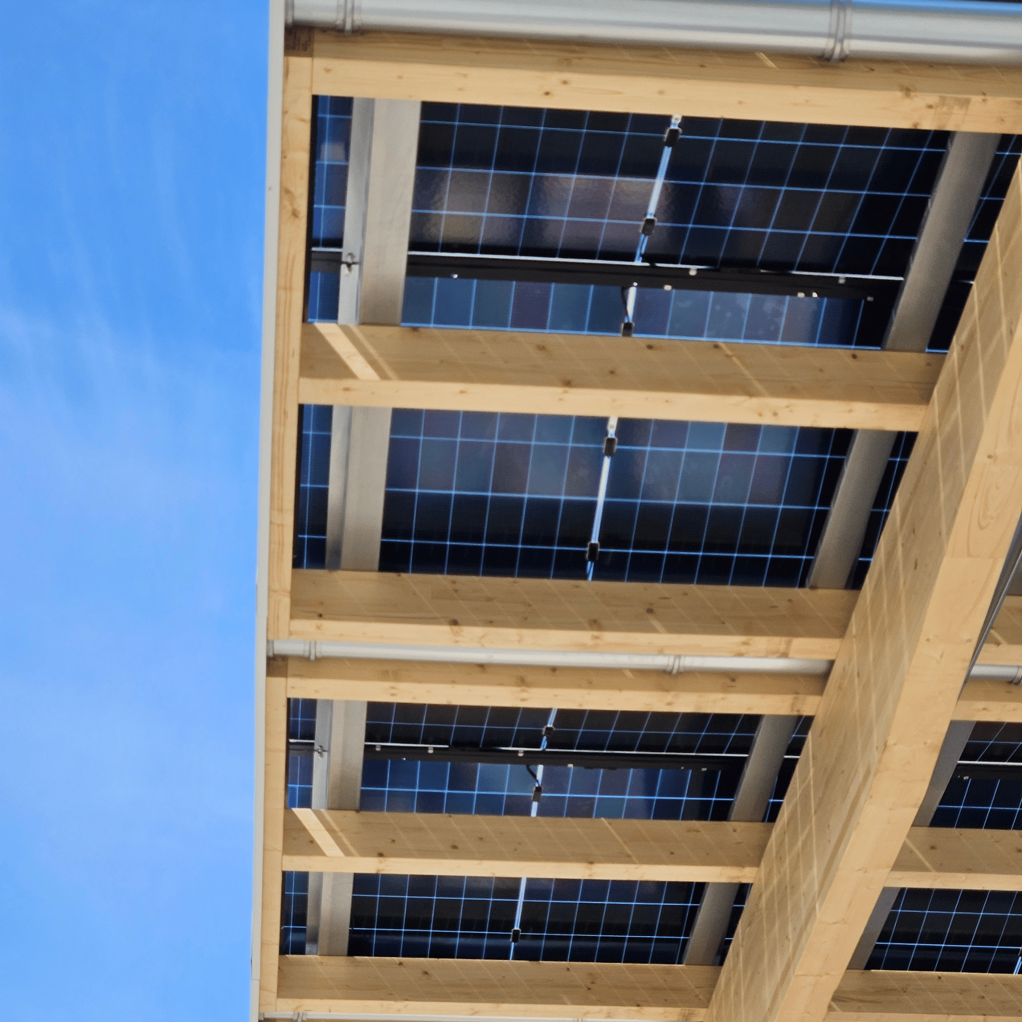 Fahrradüberdachung 5 AVIA Ebersbach SOPAGO Solarcarport für PKW und LKW Referenz Beispiel Aussehen unten seitlich