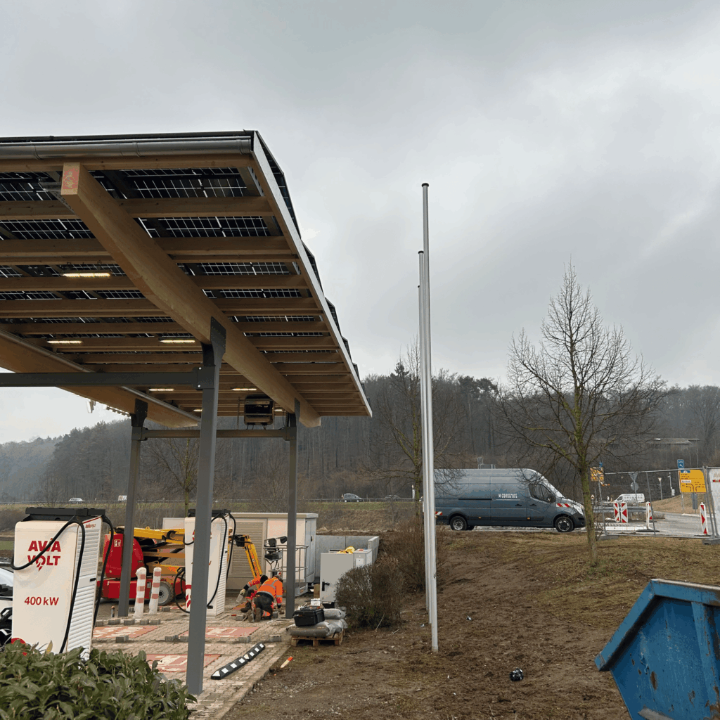 Home 3 AVIA Renningen SOPAGO Solarcarport für PKW und LKW Referenz Beispiel Aussehen Untenansicht (3)