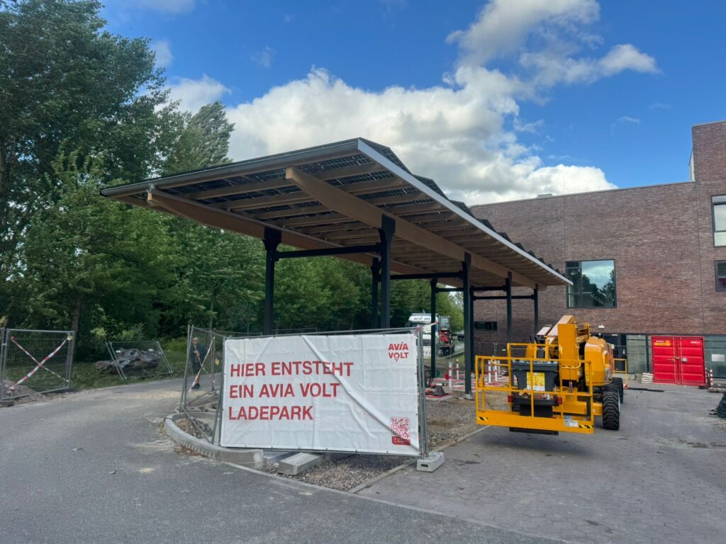 AVIA Volt Hamburg Baufortschritt Solar Ladepark mit e Ladesäule
