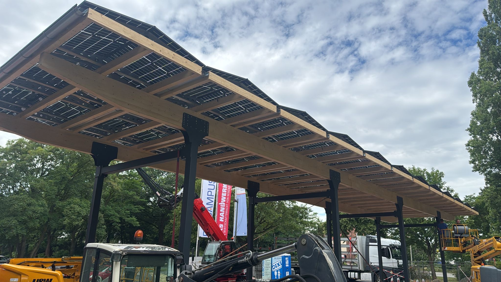 Solar Tankstellenüberdachung 6 AVIA Volt Hamburg Baufortschritt Solar Ladepark mit e Ladesäule seitlich schräge ansicht