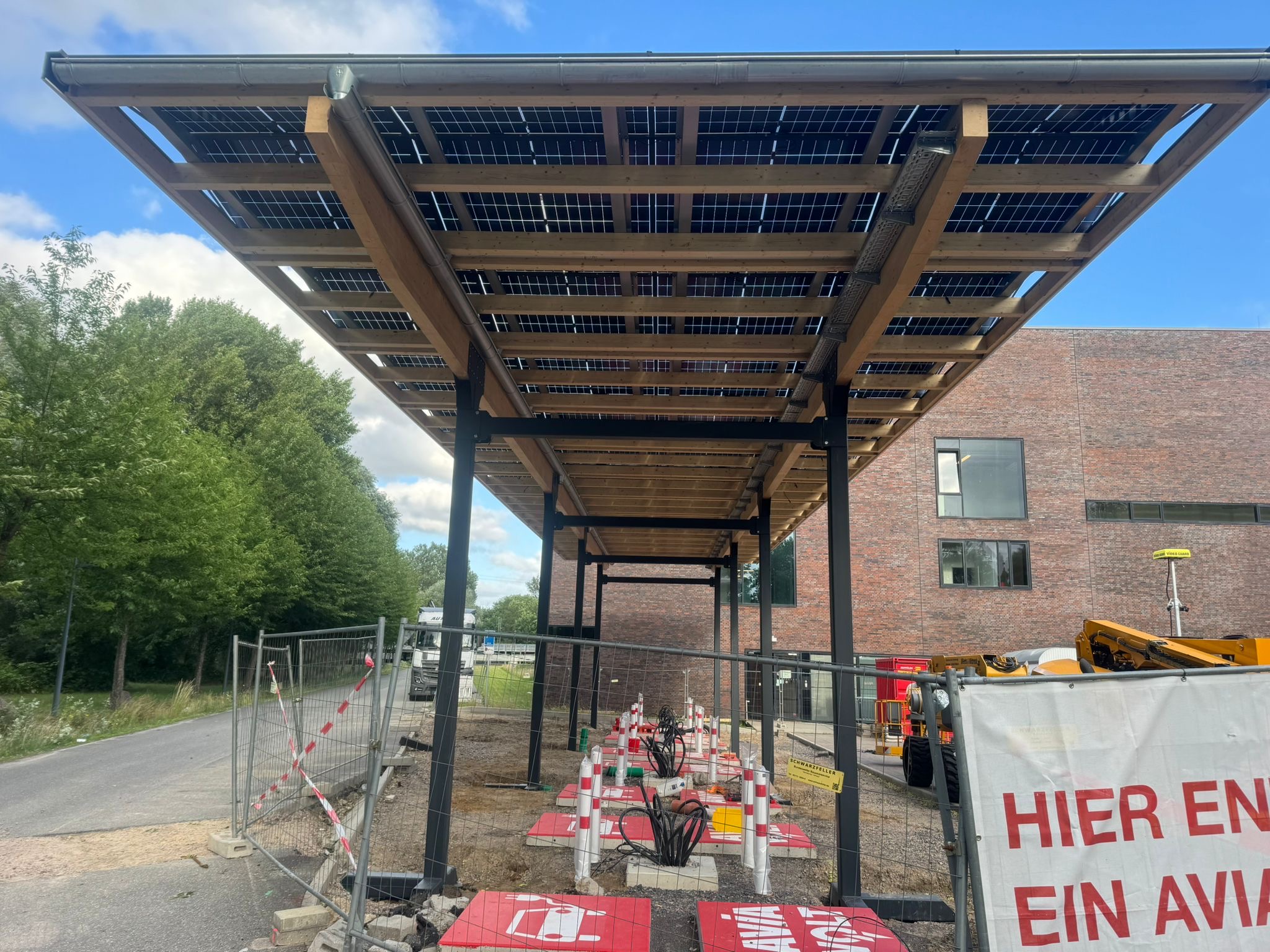 AVIA Volt Hamburg Baufortschritt Solar Ladepark mit e Ladesäule seitlich