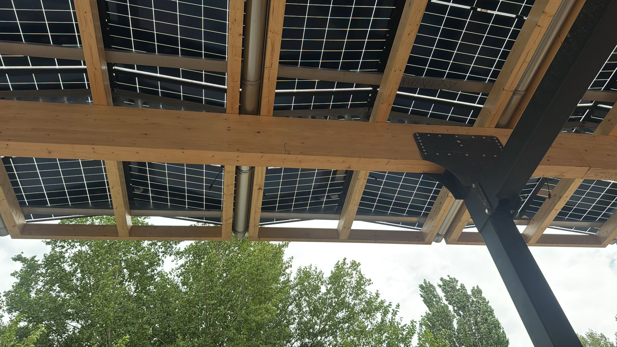 AVIA Volt Hamburg Baufortschritt Solar Ladepark mit e Ladesäule von unten
