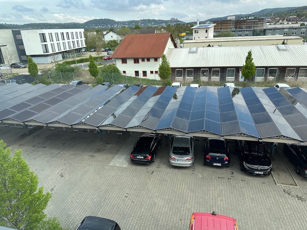 Parkplatzüberdachung Kirchengemeinden 3 Solar Carport Business Hub Lenz Enserve Cappel Vorderansicht