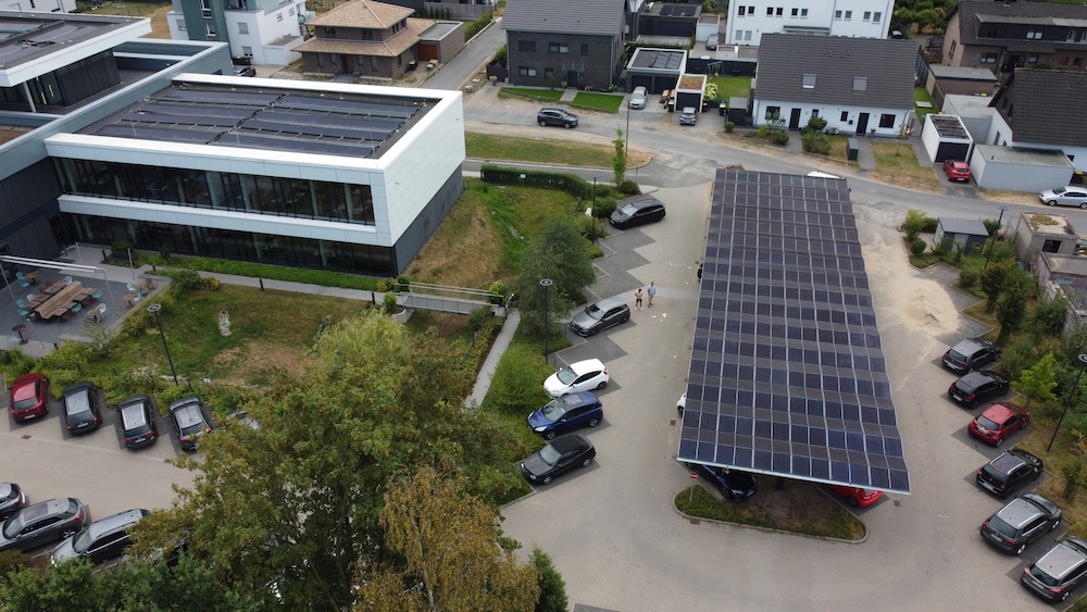 Solar Carport Banken und Sparkassen 1 Solar-Carport SopaBase 3 am verwaltungsgebäude der VR-Bank Rhein-Lippe in Voerde, Drohne gerade