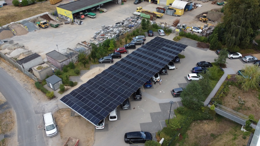 Solar Carport Banken und Sparkassen 2 Solar-Carport SopaBase 3 am verwaltungsgebäude der VR-Bank Rhein-Lippe in Voerde, Drohne alles