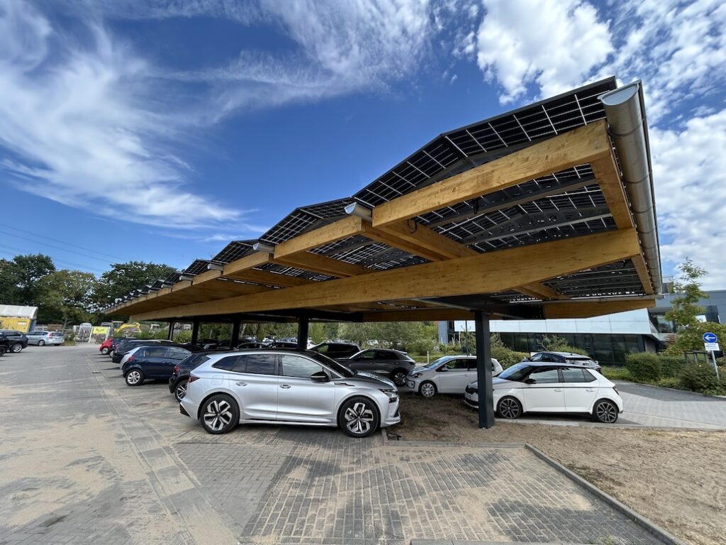 Solar-Carport SopaBase 3 am verwaltungsgebäude der VR-Bank Rhein-Lippe in Voerde, Vorderansicht
